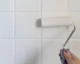 Malowanie białych kafelków wałkiem.