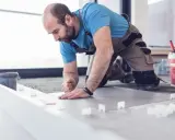 Jak oderwać płytki z podłogi bez uszkodzenia? Sekrety fachowca