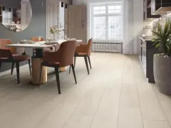 Jasne, jasne panele winylowe o optymalnej grubości tworzą przytulną jadalnię.