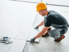 Fachowiec układa płytki 60x60. Sprawdź nasz układanie płytek 60x60 cennik i dowiedz się, ile kosztuje profesjonalne wykonanie.