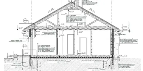 Przekrój przez budynek, szczegółowy projekt architektoniczno budowlany z opisem warstw izolacji i konstrukcji.