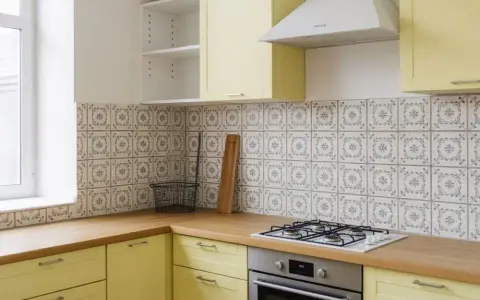 Stare płytki w kuchni? Odmień je bez kucia! 7 sprawdzonych metod