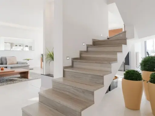 Schody bez balustrady: Styl, bezpieczeństwo i prawo budowlane