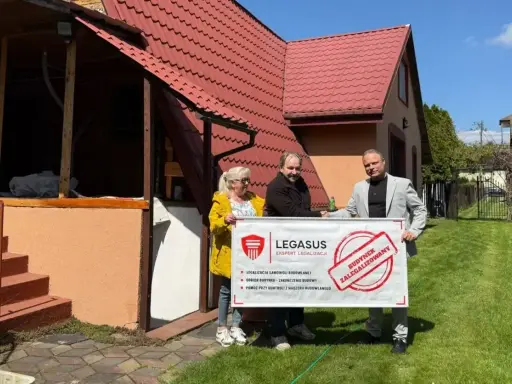 Para z Legasusem świętuje legalizację budynku po 20 latach. Pomagają w odbiorze domu i zakończeniu budowy.
