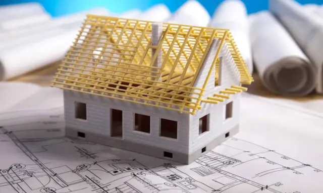 Model domu na planach budowlanych, zastanawiasz się, ile kosztuje adaptacja projektu?