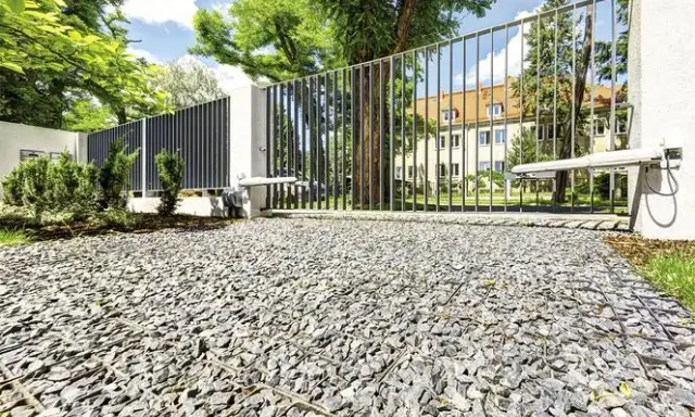 Podjazd z kamienia: Jak wysypać kruszywo krok po kroku? Poradnik