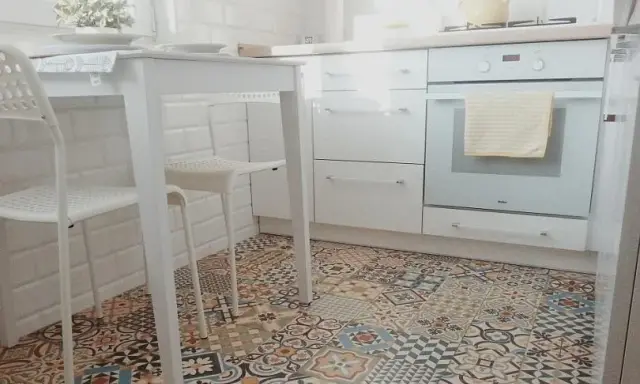 Co na podłogę w kuchni? Wybierz idealne rozwiązanie!