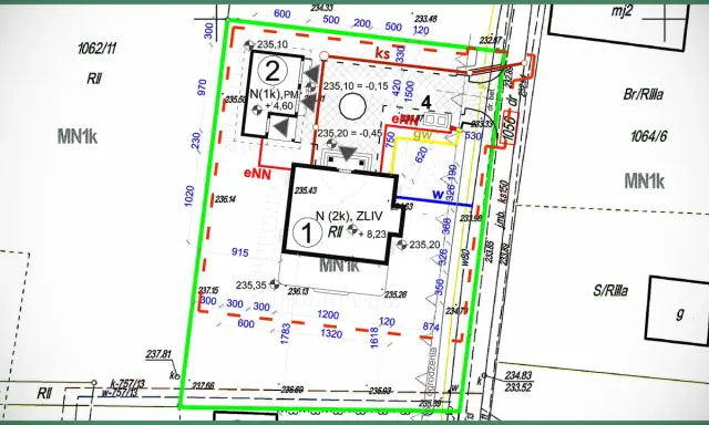 Mapa do celów projektowych z zaznaczonymi budynkami (1, 2, 4) i granicami działek.