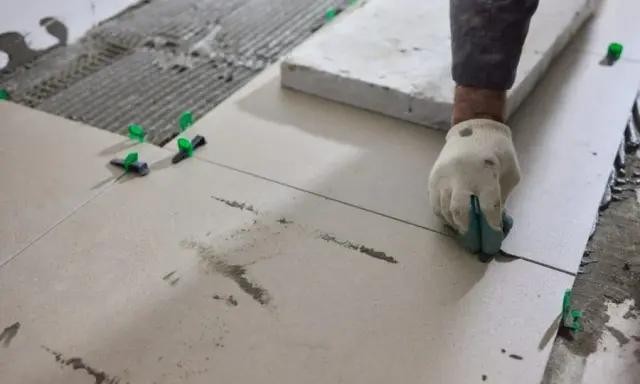 Glazura: Co to jest? Różnice, zastosowanie i wybór idealnych płytek