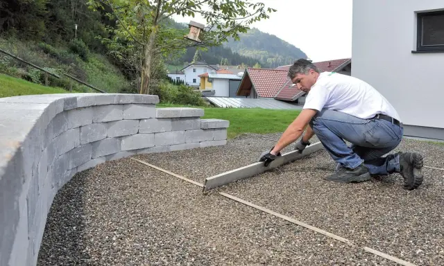 Myśląc o samodzielnej budowie podjazdu z kamienia? Zobacz, jak to zrobić!