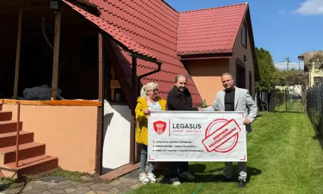Para z Legasusem świętuje legalizację budynku po 20 latach. Pomagają w odbiorze domu i zakończeniu budowy.