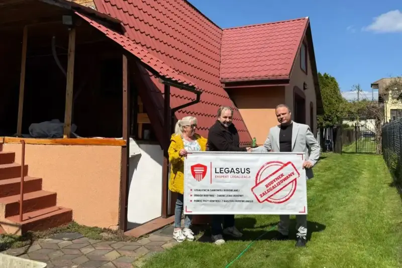 Para z Legasusem świętuje legalizację budynku po 20 latach. Pomagają w odbiorze domu i zakończeniu budowy.
