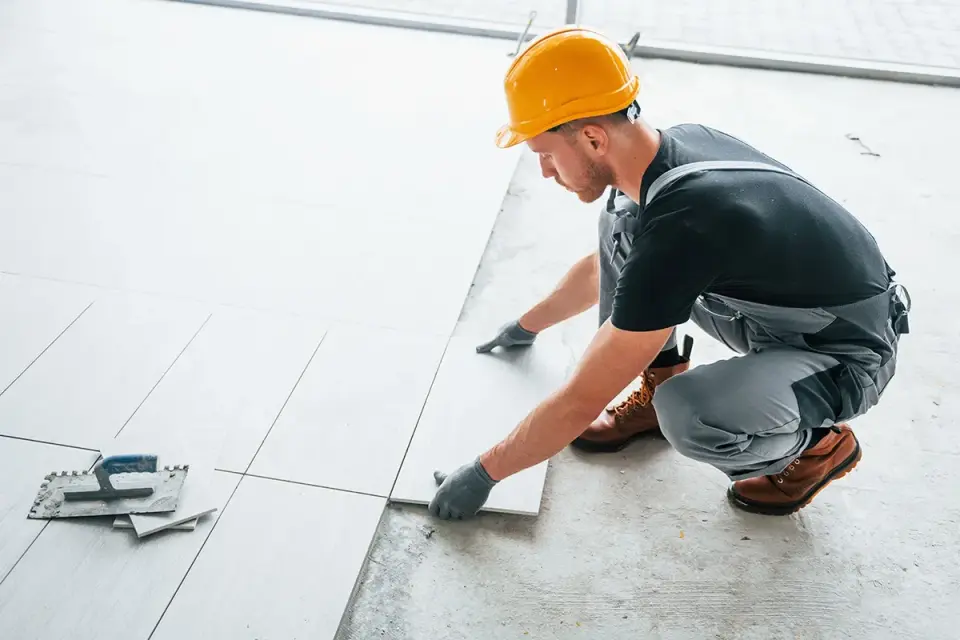 Fachowiec układa płytki 60x60. Sprawdź nasz układanie płytek 60x60 cennik i dowiedz się, ile kosztuje profesjonalne wykonanie.