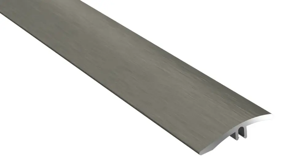 Szara listwa progowa różnica poziomów, wykonana z aluminium, z widocznym szczotkowanym wykończeniem.